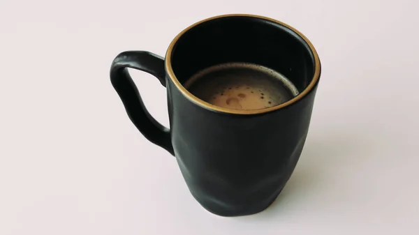 Siyah arka planda yükselen buharlı bir video fincan sıcak kahve. Yüksek kalite 4k görüntü