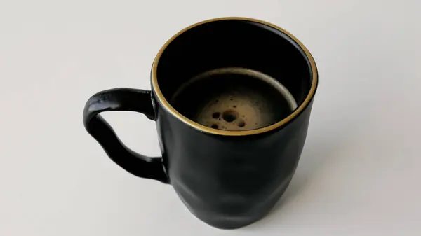 Siyah arka planda yükselen buharlı bir video fincan sıcak kahve. Yüksek kalite 4k görüntü