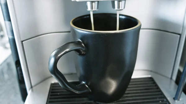 Siyah arka planda yükselen buharlı bir video fincan sıcak kahve. Yüksek kalite 4k görüntü