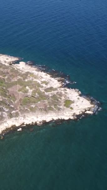 Drone Yazın Öğle Vakti Akdeniz Hindisinin Sahil Şeridinde Uçuyor Yüksek — Stok video