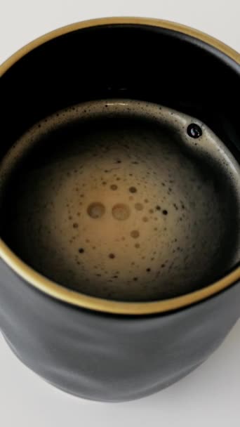 一杯热咖啡的视频带着上升的蒸汽在黑色的背景 高质量的4K镜头 — 图库视频影像