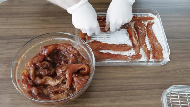 Männerhände Handschuhen Kochen Chiken Scheiben Die Geraucht Werden Während Sie — Stockvideo