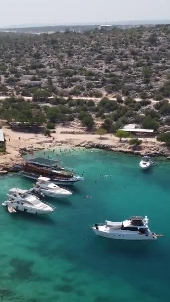 Białe Jachty Pięknej Zatoce Morze Śródziemne Tureckie Wybrzeże Dron Schodzi — Wideo stockowe