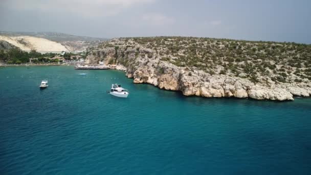 Białe Jachty Pięknej Zatoce Morze Śródziemne Tureckie Wybrzeże Dron Schodzi — Wideo stockowe