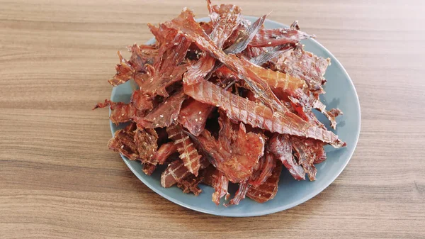 Kurutucuda ev yapımı tavuk dilimleri. Kurutulmuş. Yakın plan. Yüksek kalite 4k görüntü