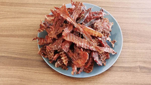 Kurutucuda ev yapımı tavuk dilimleri. Kurutulmuş. Yakın plan. Yüksek kalite 4k görüntü