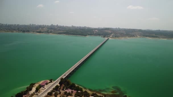 Ponte Sobre Lago Catalão Passing Cars Adana Turquia Imagens Alta — Vídeo de Stock