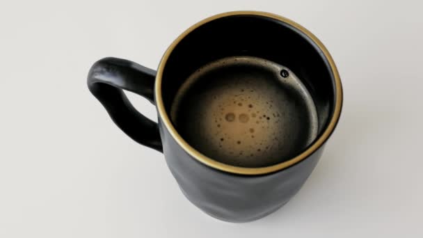 배경에 증기와 뜨거운 커피의 비디오 고품질 — 비디오