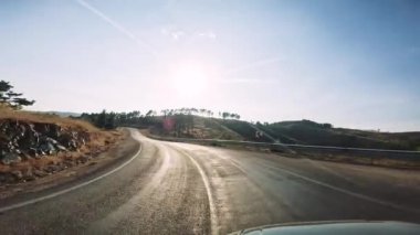 Türkiye 'nin sanseti üzerinde dağ yolları ve yılanlar boyunca arabayla yolculuk yaz seyahatleri, yol dönüşleri, mavi gökyüzü. - Evet. Yüksek kalite 4k görüntü