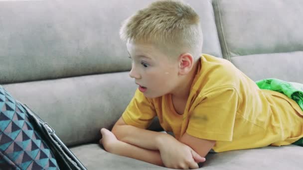 可爱的8岁男孩 看着平板电脑 他很惊讶 对他所看到的感情用事高质量的4K镜头 — 图库视频影像