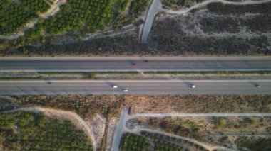 Türkiye 'nin dağ yolları ve yılanları boyunca arabayla yolculuk. Yaz seyahati, yol dönüşleri, günbatımı. Yüksek kaliteli görüntüler