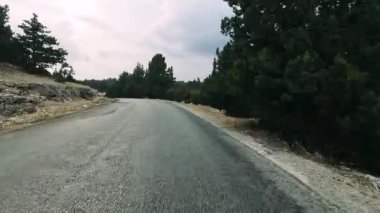 Türkiye 'nin sanseti üzerinde dağ yolları ve yılanlar boyunca arabayla yolculuk yaz seyahatleri, yol dönüşleri, mavi gökyüzü. GoPro 'da. Yüksek kalite 4k görüntü