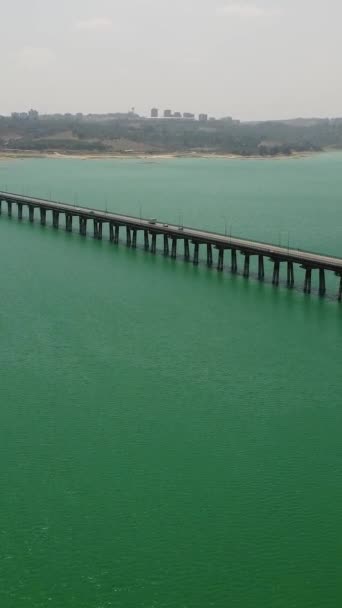 Мост Через Каталонское Озеро Проезжающие Машины Адана Турция Высококачественные Кадры — стоковое видео