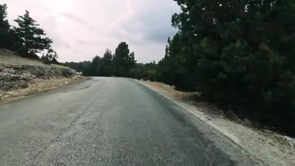 トルコのサンセットの山道や蛇行に沿って車で道路旅行 夏の旅行 道路ターン Goproについて 高品質の4K映像 — ストック動画