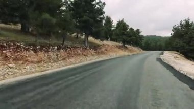 Türkiye 'nin sanseti üzerinde dağ yolları ve yılanlar boyunca arabayla yolculuk yaz seyahatleri, yol dönüşleri, mavi gökyüzü. GoPro 'da. Yüksek kalite 4k görüntü