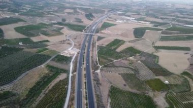 4K Hava Aracı Mersin Viaduct. Dağların 4K 'sındaki hava manzarası ve arabalarla karayolu. Mersin. Hindi. Yolculuk, yol dönüşleri, günbatımı. Yüksek kaliteli görüntüler