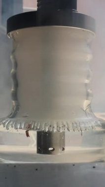 Nargilede kaynayan su. Medya. Köpüren mavi su ve nefes veren dumanla nargile çizmek. Nargile barı. Yüksek kalite 4k görüntü