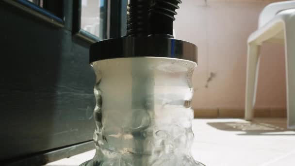 胡卡的气泡水 用起泡的蓝色水和喷出的烟雾画虎头蛇尾 Hookah酒吧 高质量的4K镜头 — 图库视频影像