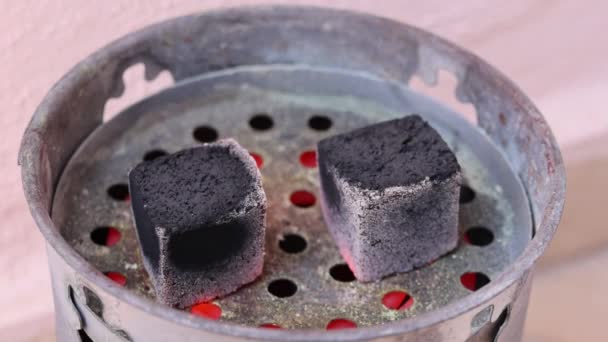 Płonące Węgiel Dla Hookah Kuchenka Elektryczna Proces Przygotowywania Shishy Wysokiej — Wideo stockowe