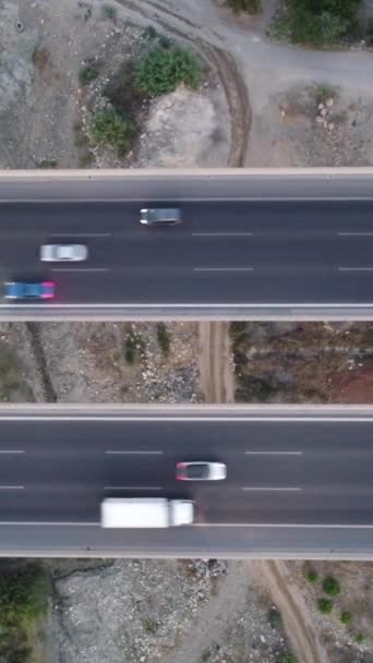 4Kエアリアルドローンビューメルシンヴィアダクト 車で4Kの山と高速道路の空中ビュー メルシン トルコ 夏の旅行 道路が回る サンセット 高品質の映像 — ストック動画