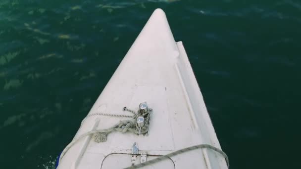 Vue Nez Blanc Voilier Bateau Avant Déplaçant Dans Horizon Mer — Video
