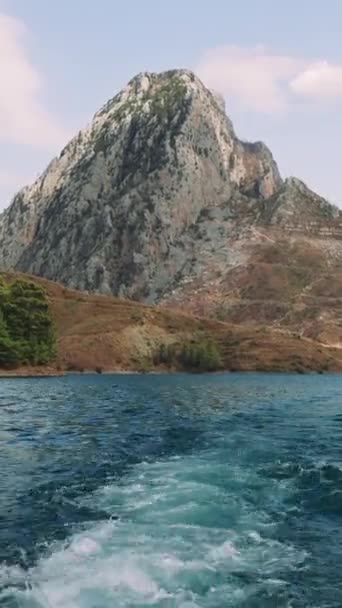 Plavba Lodí Krásném Jezeře Mezi Horami Vysoce Kvalitní Záběry — Stock video