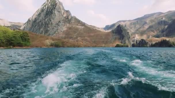 Bootsfahrt Auf Einem Wunderschönen See Inmitten Der Berge Hochwertiges Filmmaterial — Stockvideo