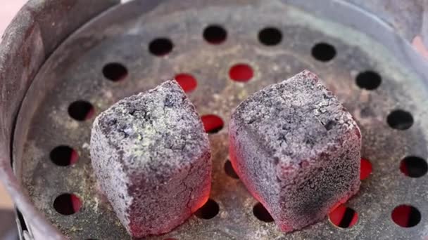 電気ストーブの上のフックのための燃える石炭 シャイアを準備するプロセス 高品質の4K映像 — ストック動画