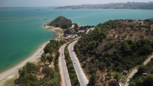 トルコの山岳や沿岸の道路や蛇行に沿った道路旅行 夏の旅 道路は海に沿って回る 高品質の映像 ドローンビュー — ストック動画