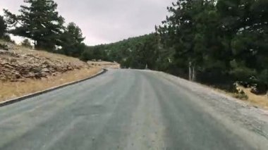 Türkiye 'nin sanseti üzerinde dağ yolları ve yılanlar boyunca arabayla yolculuk yaz seyahatleri, yol dönüşleri, mavi gökyüzü. GoPro 'da. Yüksek kalite 4k görüntü