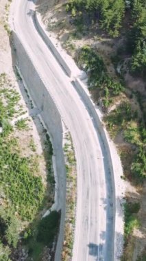 Türkiye 'nin dağ yolları ve yılanları boyunca arabayla yolculuk. Yaz seyahati, yol dönüşleri, günbatımı. Yüksek kaliteli görüntüler