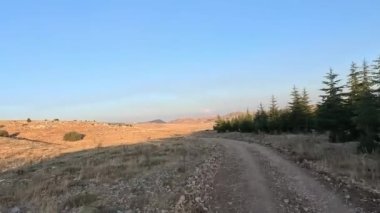 Türkiye 'nin sanseti üzerinde dağ yolları ve yılanlar boyunca arabayla yolculuk yaz seyahatleri, yol dönüşleri, mavi gökyüzü. - Evet. Yüksek kalite 4k görüntü