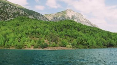 Oymapinar Gölü, Türkiye. Manavgat bölgesindeki Yeşil Kanyon, Türkiye. Oymapinar barajının arkasındaki zümrüt su deposu. Yüksek dağlarla çevrili güzel bir su deposu. Yüksek kalite 4k görüntü