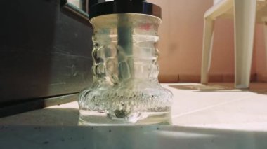 Nargilede kaynayan su. Medya. Köpüren mavi su ve nefes veren dumanla nargile çizmek. Nargile barı. Yüksek kalite 4k görüntü