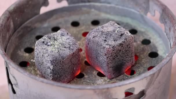 난로에 Hookah에 석탄을 태우는 시샤를 준비하는 고품질 — 비디오