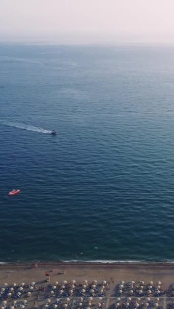 海浪上的夕阳西下 冲刷着沙滩 无人机拍到的电影一艘快艇在日落的海面上航行 地中海海景 土耳其安塔利亚的天堂海岸 4K镜头 — 图库视频影像