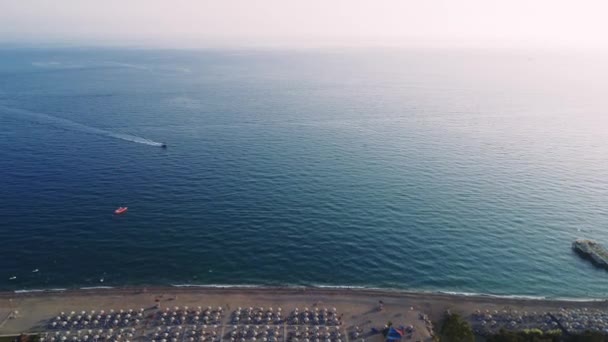 海浪上的夕阳西下 冲刷着沙滩 无人机拍到的电影一艘快艇在日落的海面上航行 地中海海景 土耳其安塔利亚的天堂海岸 4K镜头 — 图库视频影像