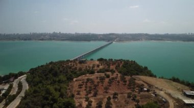 Türkiye 'nin dağlık ve kıyı yolları ve yılanları boyunca yol gezisi. Yaz seyahatleri, yol dönüşleri, deniz boyunca yollar. Yüksek kalite görüntü 4K. Drone görünümü