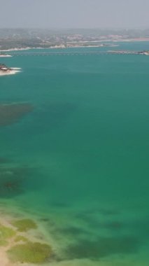 Drone yazın öğle vakti Akdeniz hindisinin sahil şeridinde uçuyor. Yüksek kalite 4k görüntü