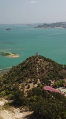 Türkiye 'nin dağlık ve kıyı yolları ve yılanları boyunca yol gezisi. Yaz seyahatleri, yol dönüşleri, deniz boyunca yollar. Yüksek kalite görüntü 4K. Drone görünümü