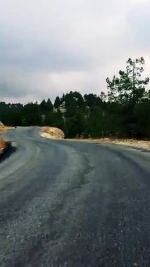 Türkiye 'nin sanseti üzerinde dağ yolları ve yılanlar boyunca arabayla yolculuk yaz seyahatleri, yol dönüşleri, mavi gökyüzü. - Evet. Yüksek kaliteli görüntüler