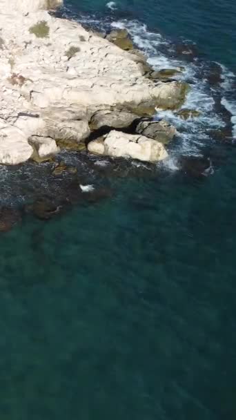 Drönare Flyger Över Medelhavets Kust Sommaren Vid Middagstid Högkvalitativ Film — Stockvideo