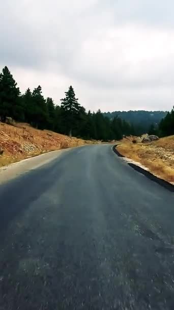 トルコのサンセットの山道や蛇行に沿って車で道路旅行 夏の旅行 道路ターン 高品質の映像 — ストック動画