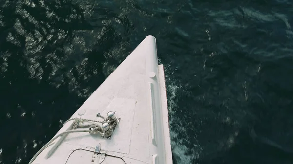 Вид Вітрильний Білий Човен Ніс Спереду Рухається Відкритий Морський Горизонт — стокове фото