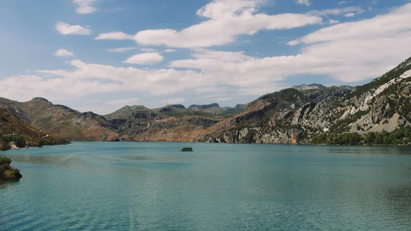 Hava manzarası: Dağlar ve ormanlarla çevrili temiz turkuaz sularla birlikte Türkiye 'deki Yeşil Kanyon' da turistlerin yelken açtığı turistik bir tekne. Yüksek kalite 4k 