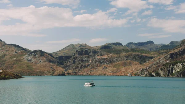 Hava manzarası: Dağlar ve ormanlarla çevrili temiz turkuaz sularla birlikte Türkiye 'deki Yeşil Kanyon' da turistlerin yelken açtığı turistik bir tekne. Yüksek kalite 4k 