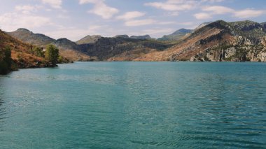 Oymapinar Gölü, Türkiye. Manavgat bölgesindeki Yeşil Kanyon, Türkiye. Oymapinar barajının arkasındaki zümrüt su deposu. Yüksek dağlarla çevrili güzel bir su deposu. Yüksek kalite 4k görüntü