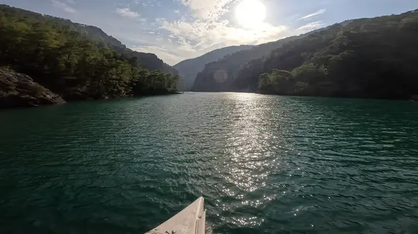 Oymapinar Gölü, Türkiye. Manavgat bölgesindeki Yeşil Kanyon, Türkiye. Oymapinar barajının arkasındaki zümrüt su deposu. Yüksek dağlarla çevrili güzel bir su deposu. Yüksek kalite 4k görüntü