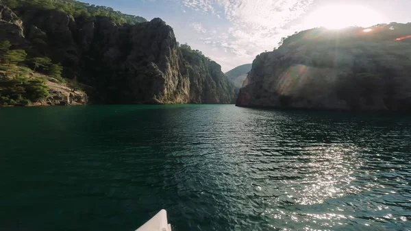Oymapinar Gölü, Türkiye. Manavgat bölgesindeki Yeşil Kanyon, Türkiye. Oymapinar barajının arkasındaki zümrüt su deposu. Yüksek dağlarla çevrili güzel bir su deposu. Yüksek kalite 4k görüntü