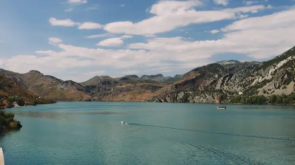 Hava manzarası: Dağlar ve ormanlarla çevrili temiz turkuaz sularla birlikte Türkiye 'deki Yeşil Kanyon' da turistlerin yelken açtığı turistik bir tekne. Yüksek kalite 4k 